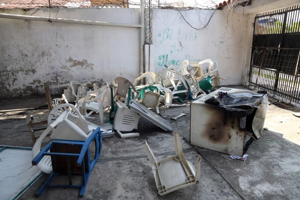 Fotografía de muebles destrozados en una sede del gubernamental Movimiento al Socialismo (MAS). / EFE