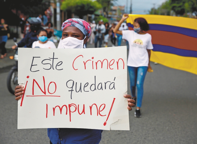 Manifestantes participaron en una marcha de protesta exigiendo justicia por la masacre de 5 menores de edad el pasado 11 de agosto en Cali (Colombia). 