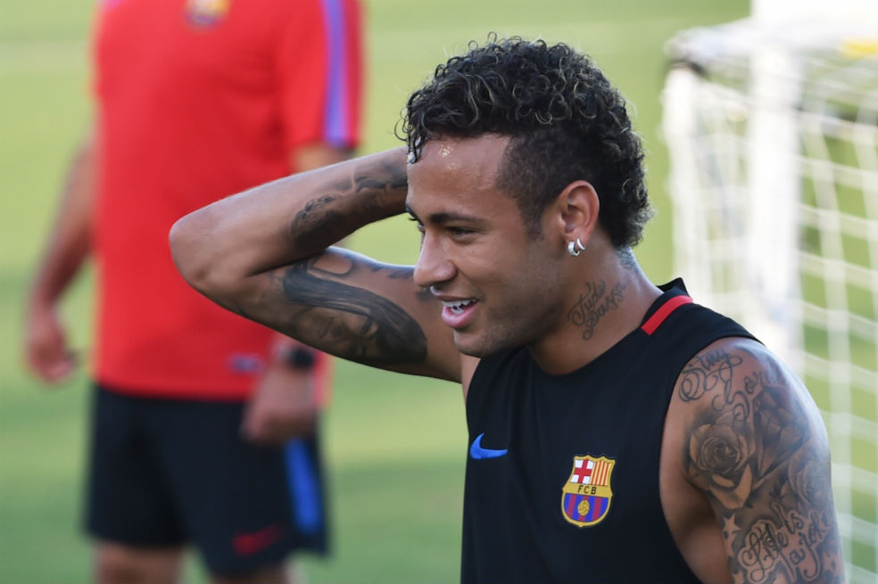 Neymar les anuncia a sus compañeros que se marcha del Barça