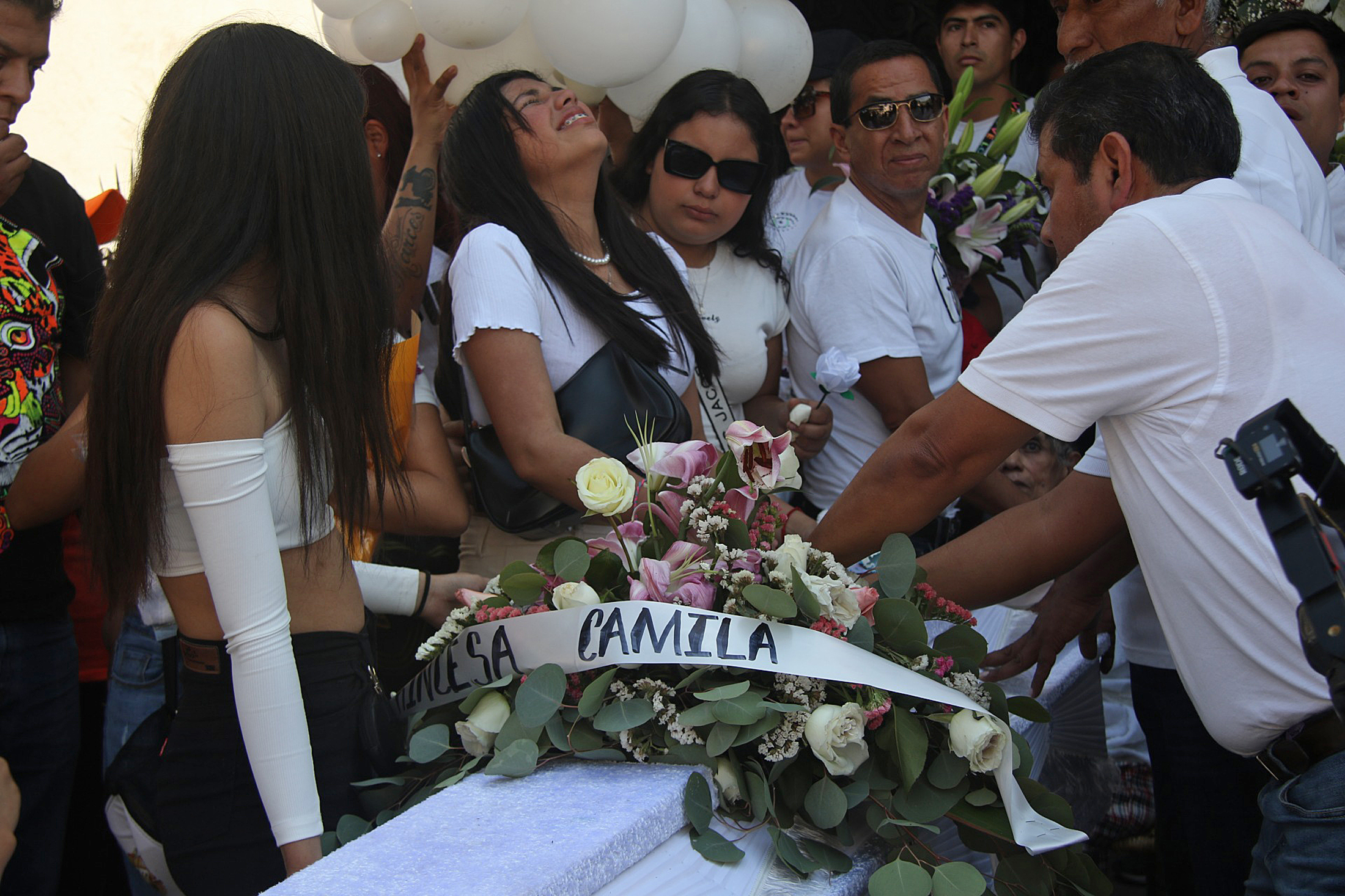 MEX3108. TAXCO (MÉXICO), 29/03/2024.- Familiares y amigos despiden a la niña Camila Gómez Ortega este viernes, quien fue asesinada, en el municipio de Taxco, en Guerrero (México). La candidata presidencial de la oposición mexicana Xóchitl Gálvez pidió este viernes justicia por el asesinato de una niña de 8 años y el linchamiento de una de sus presuntas agresoras en Taxco de Alarcón, municipio del sureño estado de Guerrero. EFE/José Luis de la Cruz