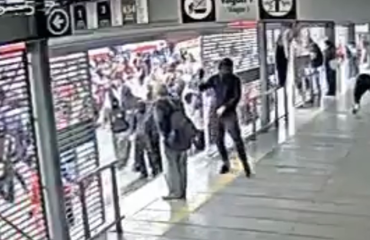 Video: Encapuchados atacan Transmilenio y hieren a adulto mayor durante protestas