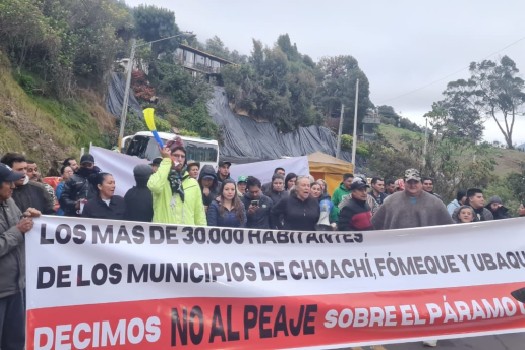 La mañana de este viernes 16 de febrero un grupo de ciudadanos bloqueó la vía Bogotá-La Calera a propósito de la instalación de un peaje en la vía Bogotá-Choachí