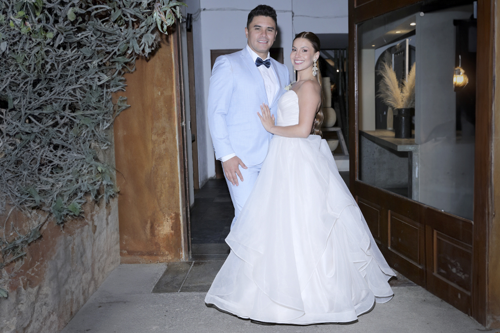 EL novio sorprendió a la novia usando  un traje azul claro