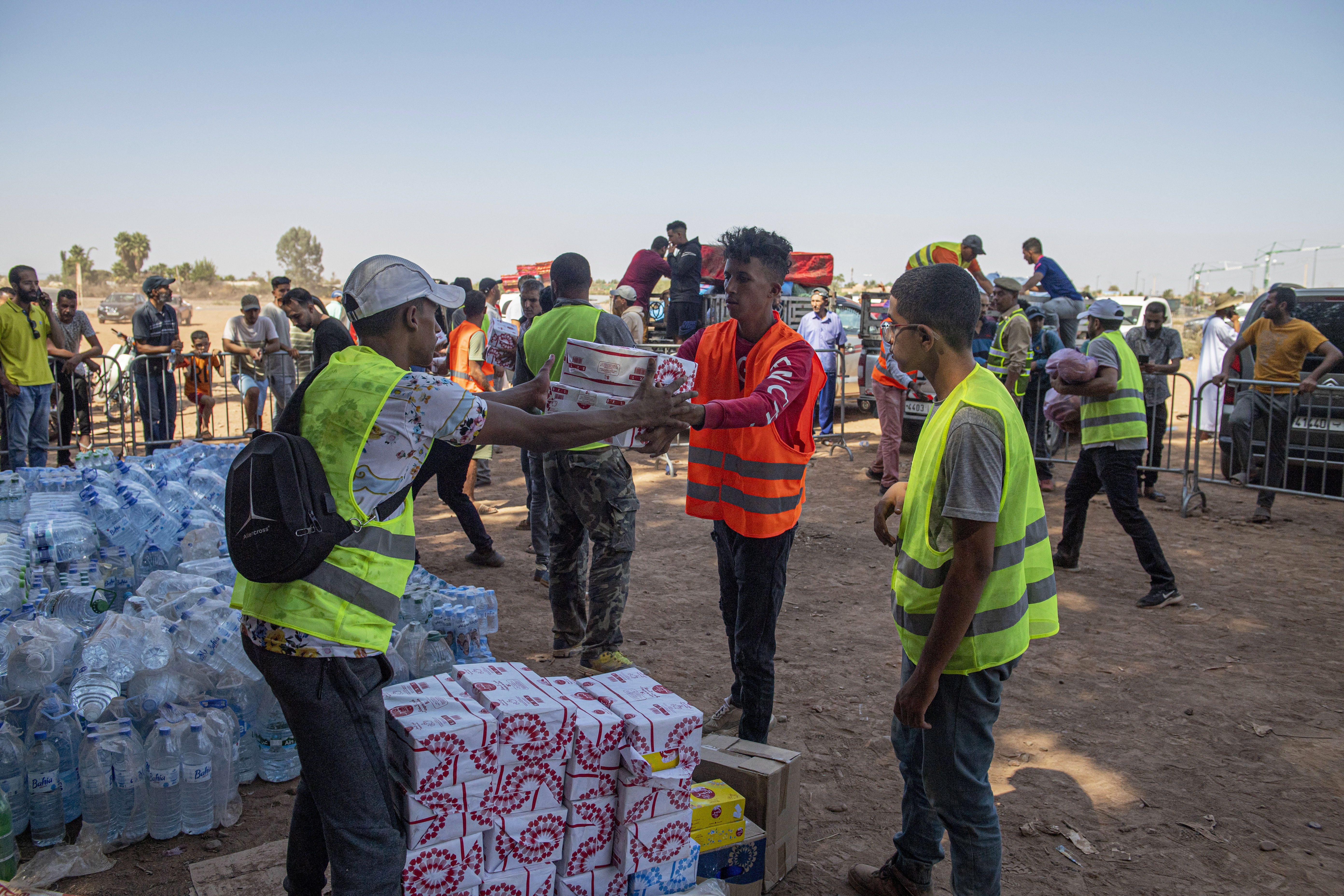 Marrakech (Morocco), 11/09/2023.- Moroccans gather goods donated for relief effort for earthquake victims in Marrakech, south of Marrakesh, Morocco, 11 September 2023. The magnitude 6.8 earthquake that struck central Morocco late 08 September has killed more than 2,450 people and injured around 2,500 others, damaging buildings from villages and towns in the Atlas Mountains to Marrakesh, according to a report released by the country's Interior Ministry. The earthquake has affected more than 300,000 people in Marrakesh and its outskirts, the UN Office for the Coordination of Humanitarian Affairs (OCHA) said. Morocco's King Mohammed VI on 09 September declared a three-day national mourning for the victims of the earthquake. (Terremoto/sismo, Marruecos) EFE/EPA/JALAL MORCHIDI