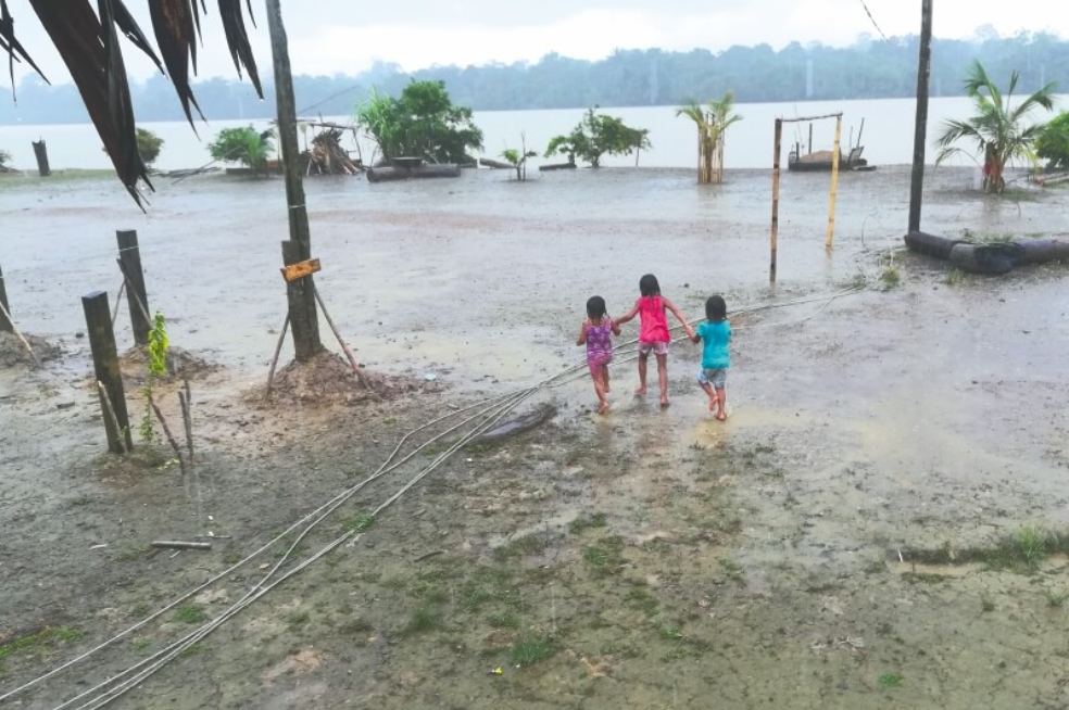 El Eln acecha a los niños en el río San Juan (Chocó)