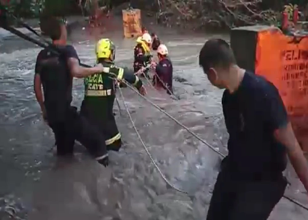 Rescataron a familia que quedó atrapada por creciente del río de Oro en Santander