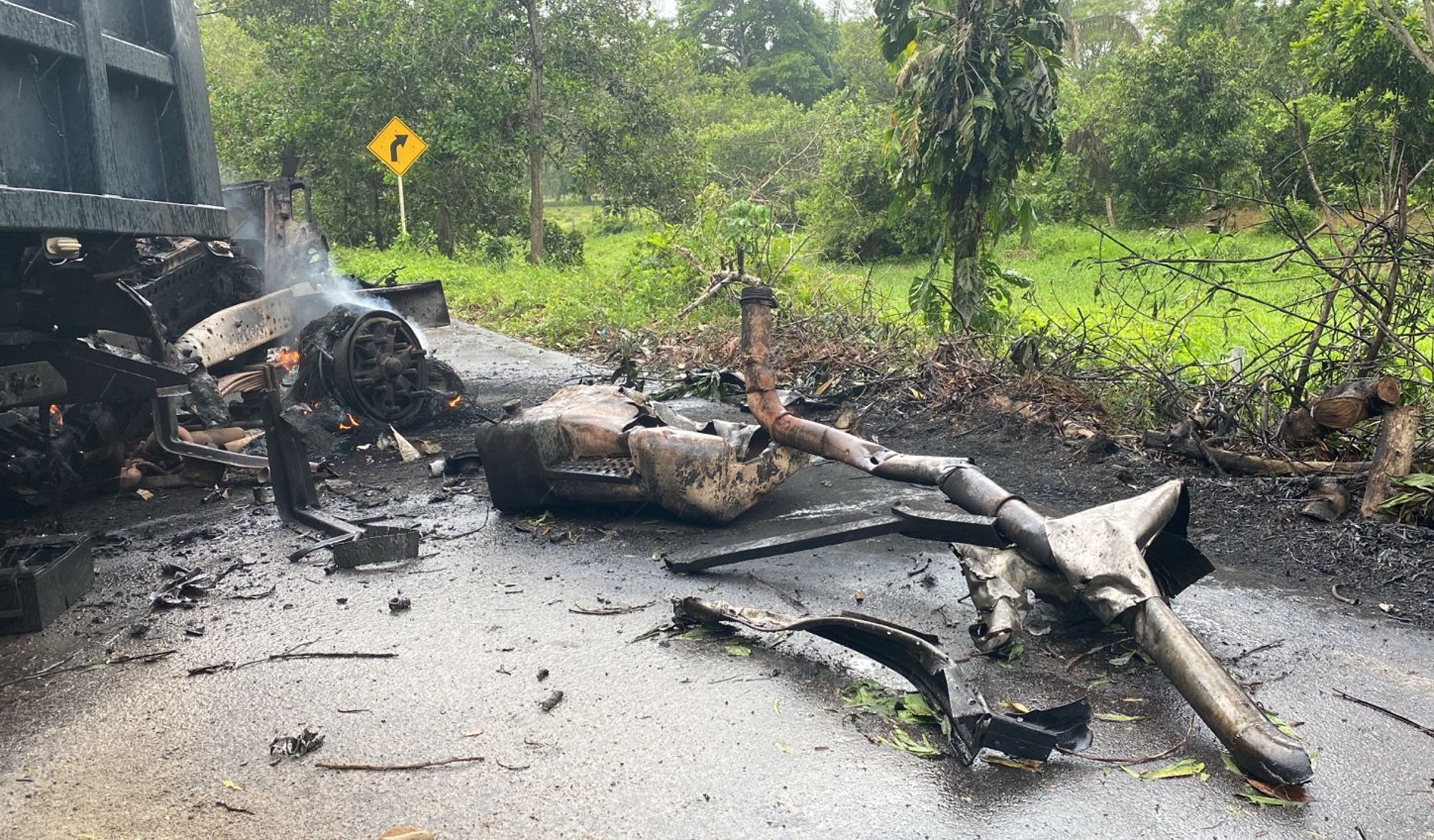 AME539. PUERTO JORDÁN (COLOMBIA), 17/09/2024.- Fotografía cedida por la oficina de comunicaciones del Ejército de Colombia de un camión incendiado durante un ataque a la base militar de Puerto Jordán, en el departamento colombiano de Arauca (este), este martes en Puerto Jordán (Colombia). El presidente colombiano, Gustavo Petro, condenó el ataque de la guerrilla del Ejército de Liberación Nacional (ELN) en el este del país que dejó dos soldados muertos y 27 heridos, y aseguró que "es una acción que cierra un proceso de paz con sangre". EFE/ Ejército De Colombia SOLO USO EDITORIAL/NO VENTAS/SOLO DISPONIBLE PARA ILUSTRAR LA NOTICIA QUE ACOMPAÑA/CRÉDITO OBLIGATORIO/MÁXIMA CALIDAD DISPONIBLE