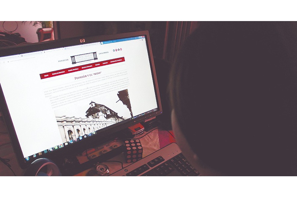 Una persona viendo la exposición virtual "Negret, legado desconocido".