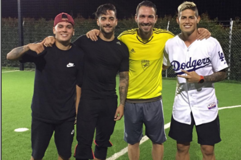 James estrenó su look jugando con Juan Fernando Quintero y Maluma