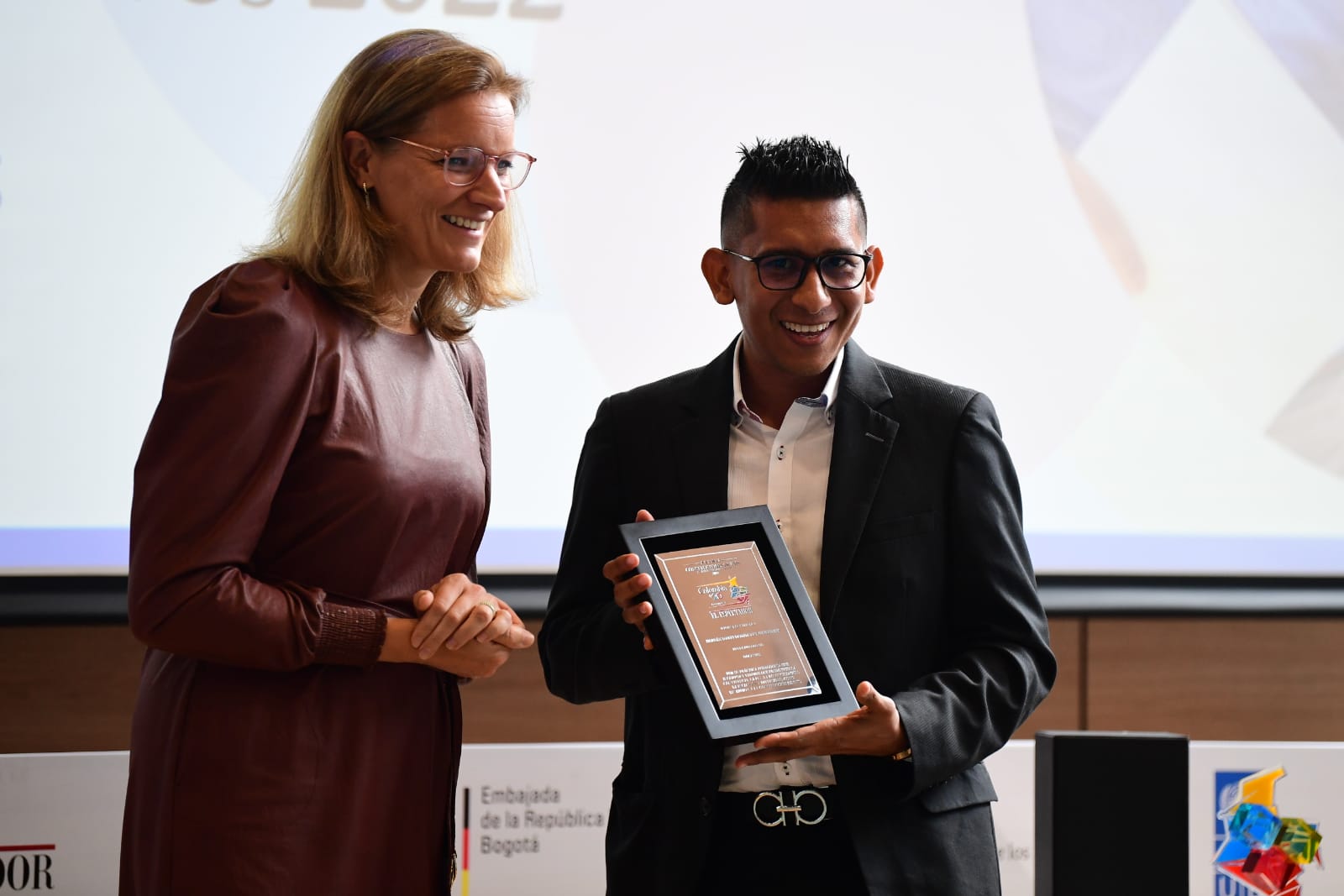 Hernán Darío Domínguez Insignares, de la Institución Educativa San José de Curumaní (Cesar), se llevó el segundo lugar en la categoría Iniciativas Docentes por su proyecto de comunicación y nuevas tecnologías Conecta2. “Hoy puedo decir que la educación sí transforma y sí construye país”, afirmó.