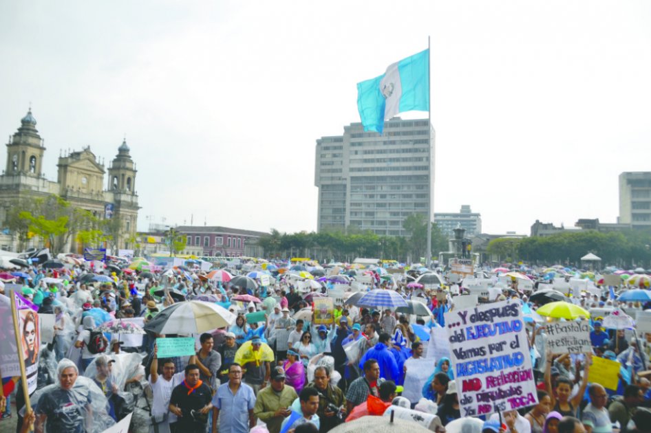 Mediante movimiento ciudadano, miles de guatemaltecos exigen la renuncia del Presidente