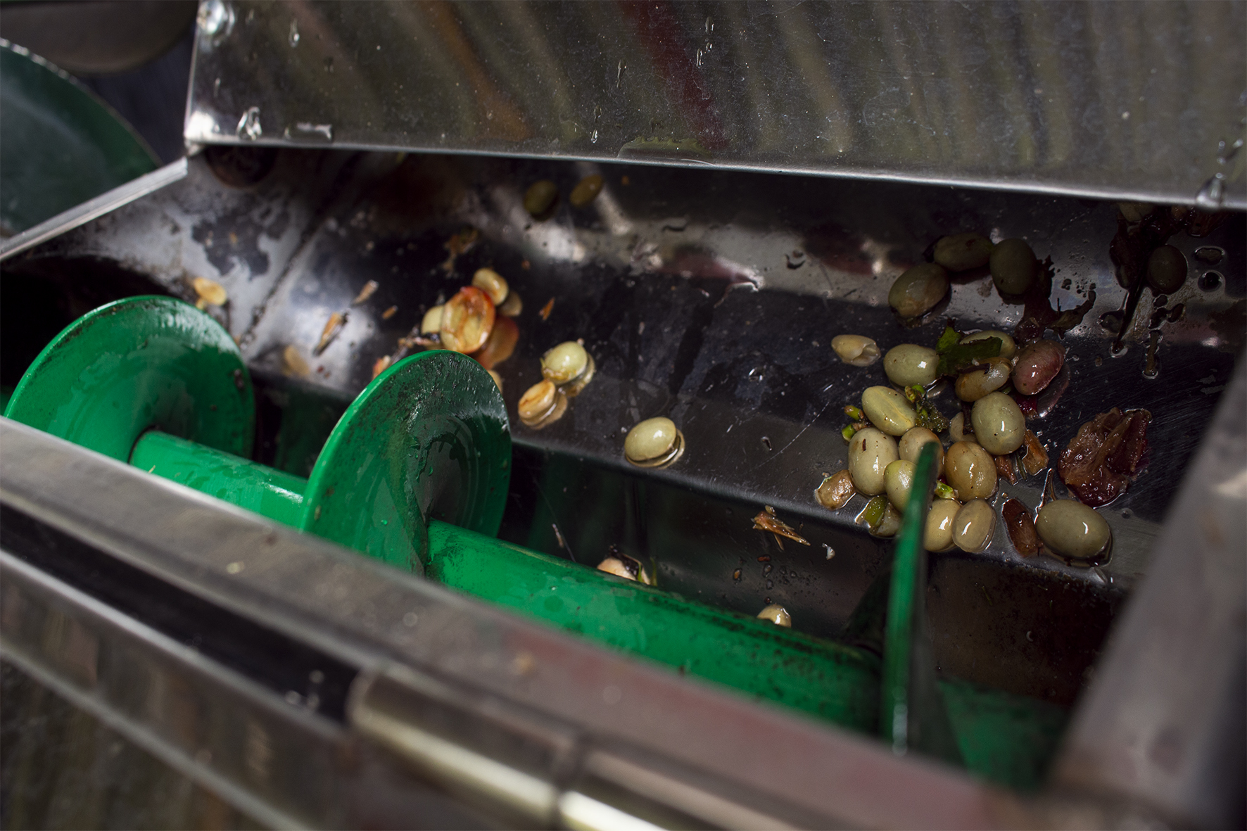En la reserva cafetera del Sumapaz, en Arbeláez, Cundinamarca, los residuos son reutilizados. La cáscara del café es usada como combustible durante el proceso de secado con máquina, y las aguas del lavado previo son reutilizadas para riego de cultivo.