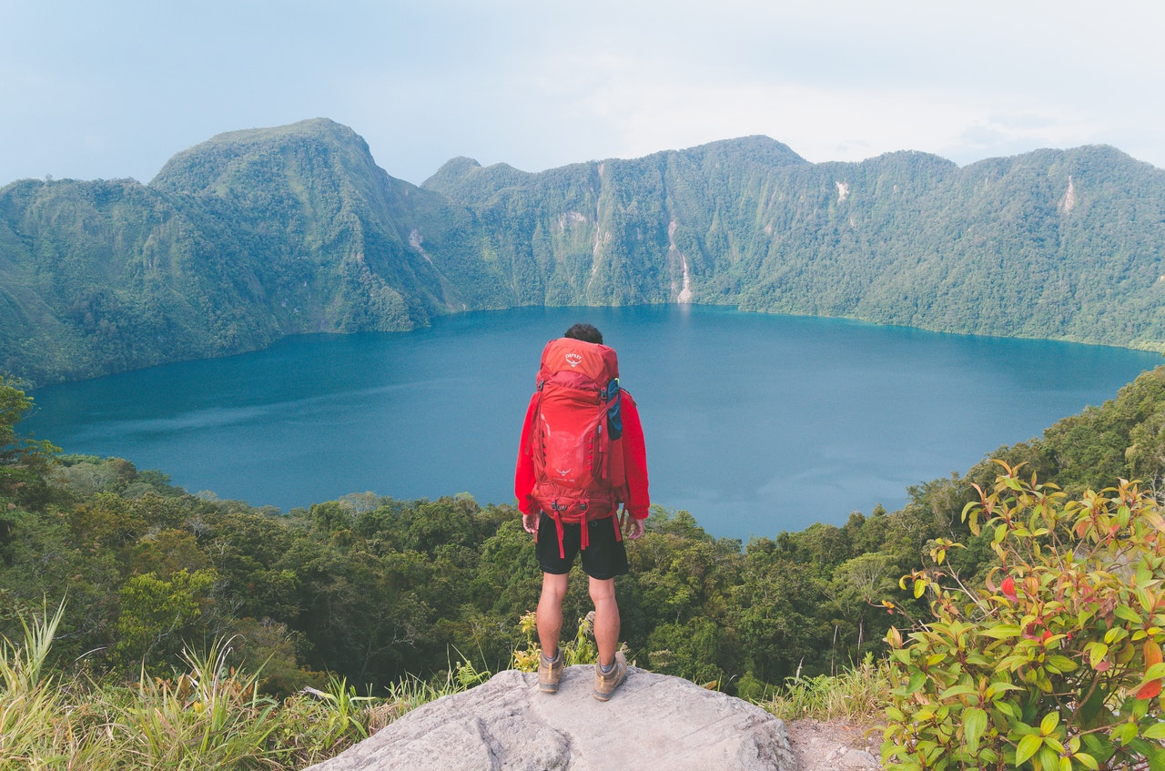 El turismo ecológico es una forma de viaje que se enfoca en la exploración responsable de la naturaleza, promoviendo la conservación del medio ambiente y el bienestar de las comunidades locales. Busca crear una conexión con la naturaleza a través de actividades sostenibles y educativas.