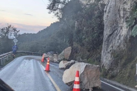 Cierre en la vía Bogotá–Choachí por caída de rocas en el sector La Virgen