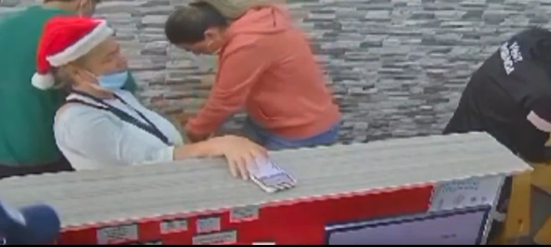 Mujer fingía ser una persona con discapacidad para robar celulares en Bogotá