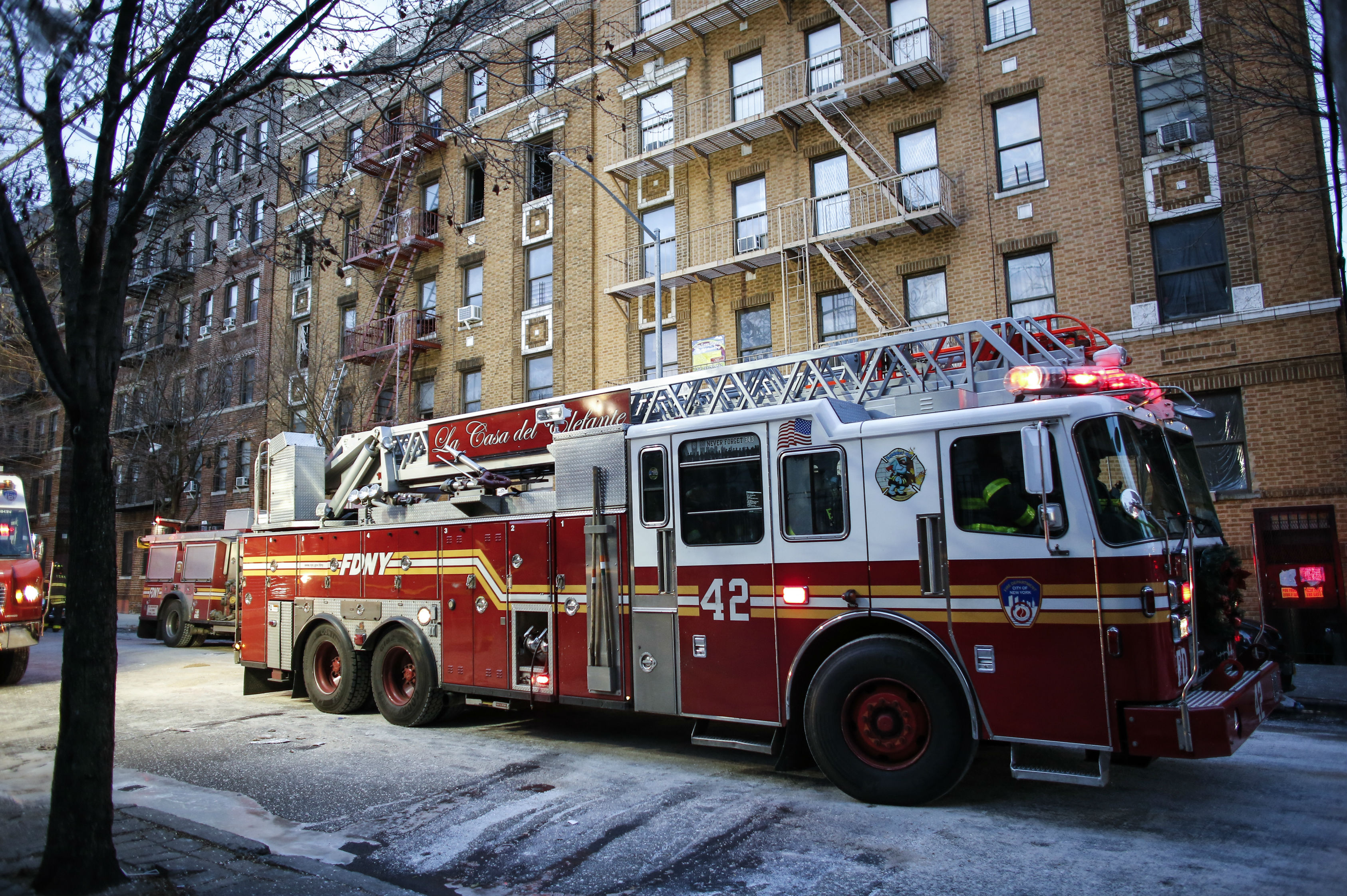 Doce muertos en el peor incendio en décadas en Nueva York