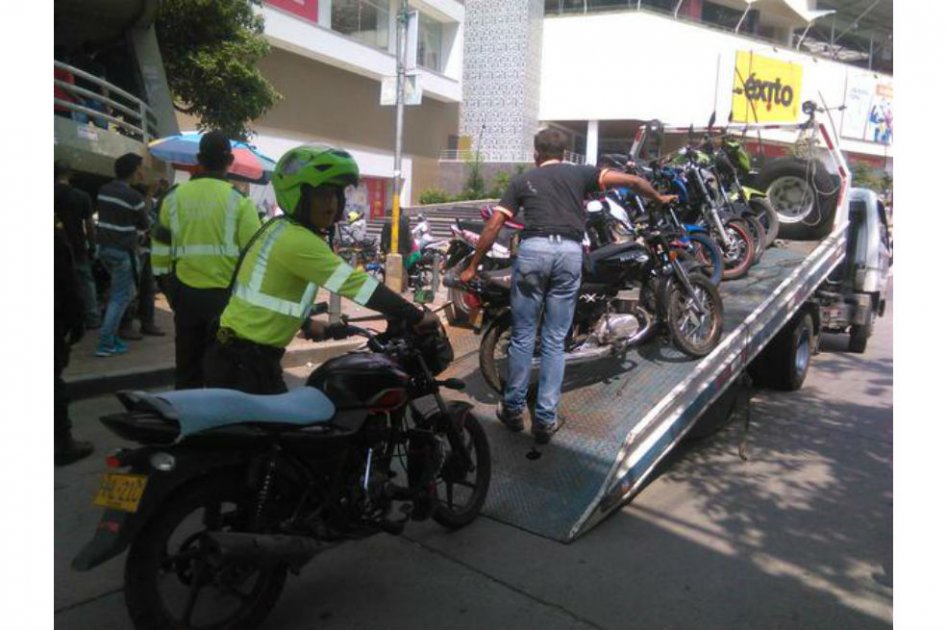Desmanes entre mototaxistas y Esmad en Piedecuesta