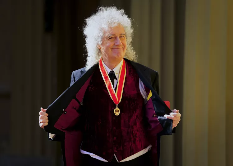 El guitarrista de Queen, Brian May dijo que sufrió un leve derrame cerebral