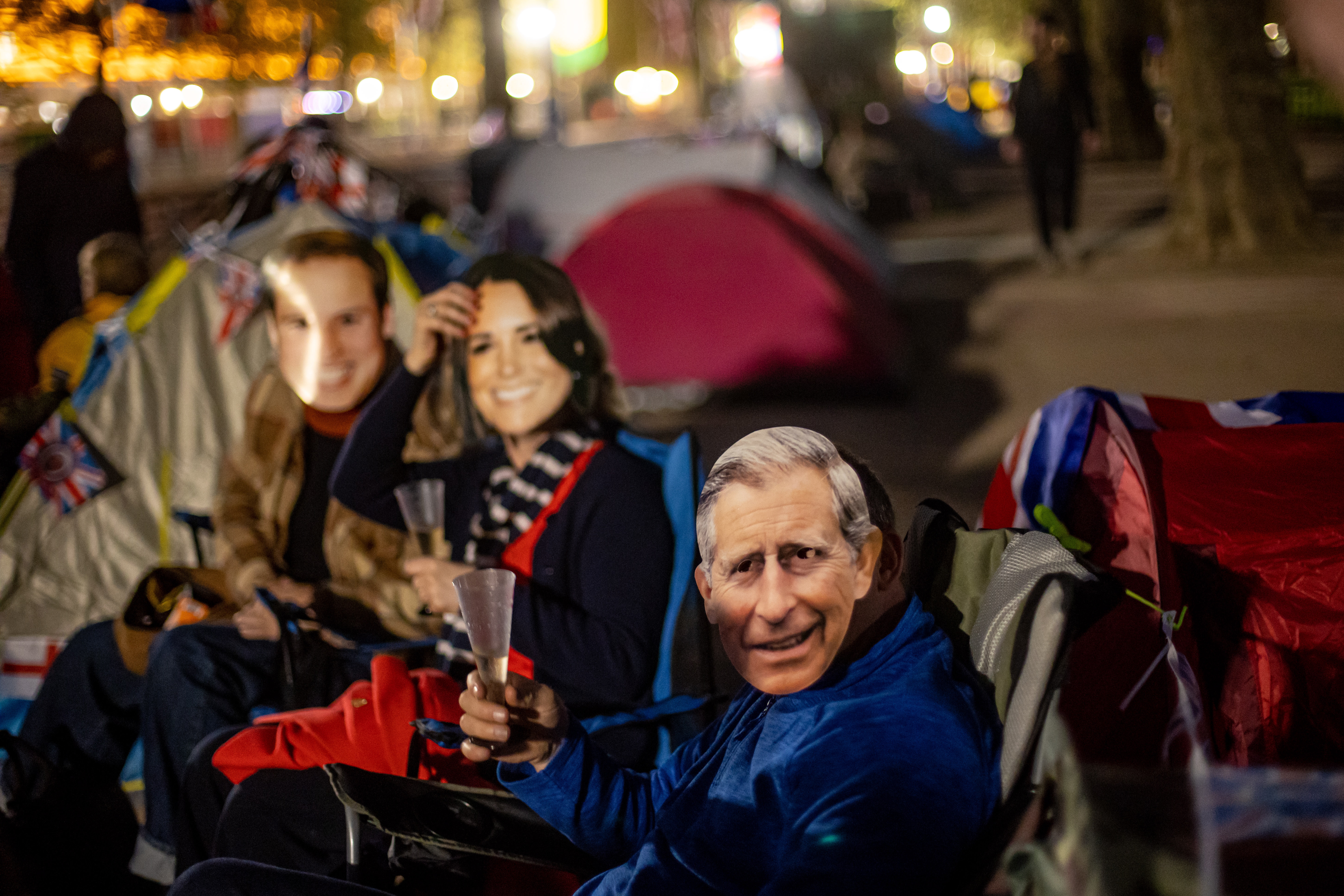 London (United Kingdom), 04/05/2023.- Royal fans wait on the coronation procession route on The Mall in London, Britain, 04 May 2023. Britain's King Charles III's Coronation takes place at Westminster Abbey in London on 06 May 2023. (Reino Unido, Londres) EFE/EPA/MARTIN DIVISEK