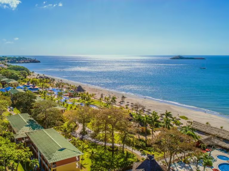 Ubicado en Farallón, Río Hato, a solo 90 minutos de la ciudad de Panamá está el Grand Decameron Panamá, a Trademark All Inclusive Resort.