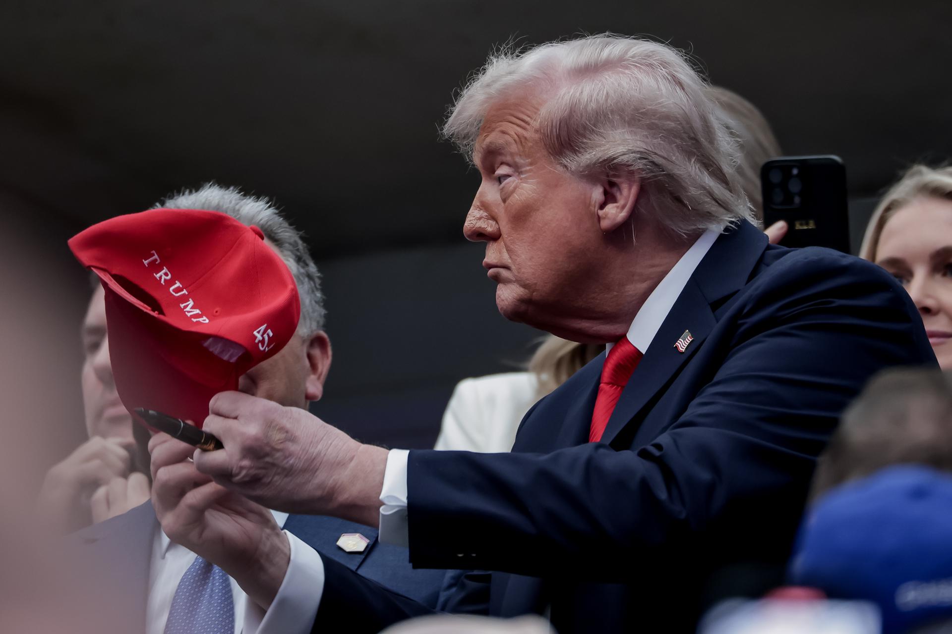 FLUSHING MEADOWS (United States), 08/09/2025.- US President Donald J. Trump signs a hat after the men's singles final of the US Open Tennis Championships at the USTA Billie Jean King National Tennis Center in Flushing Meadows, New York, USA, 07 September 2025. (Tenis, Nueva York) EFE/EPA/CRISTOBAL HERRERA ULASHKEVICH