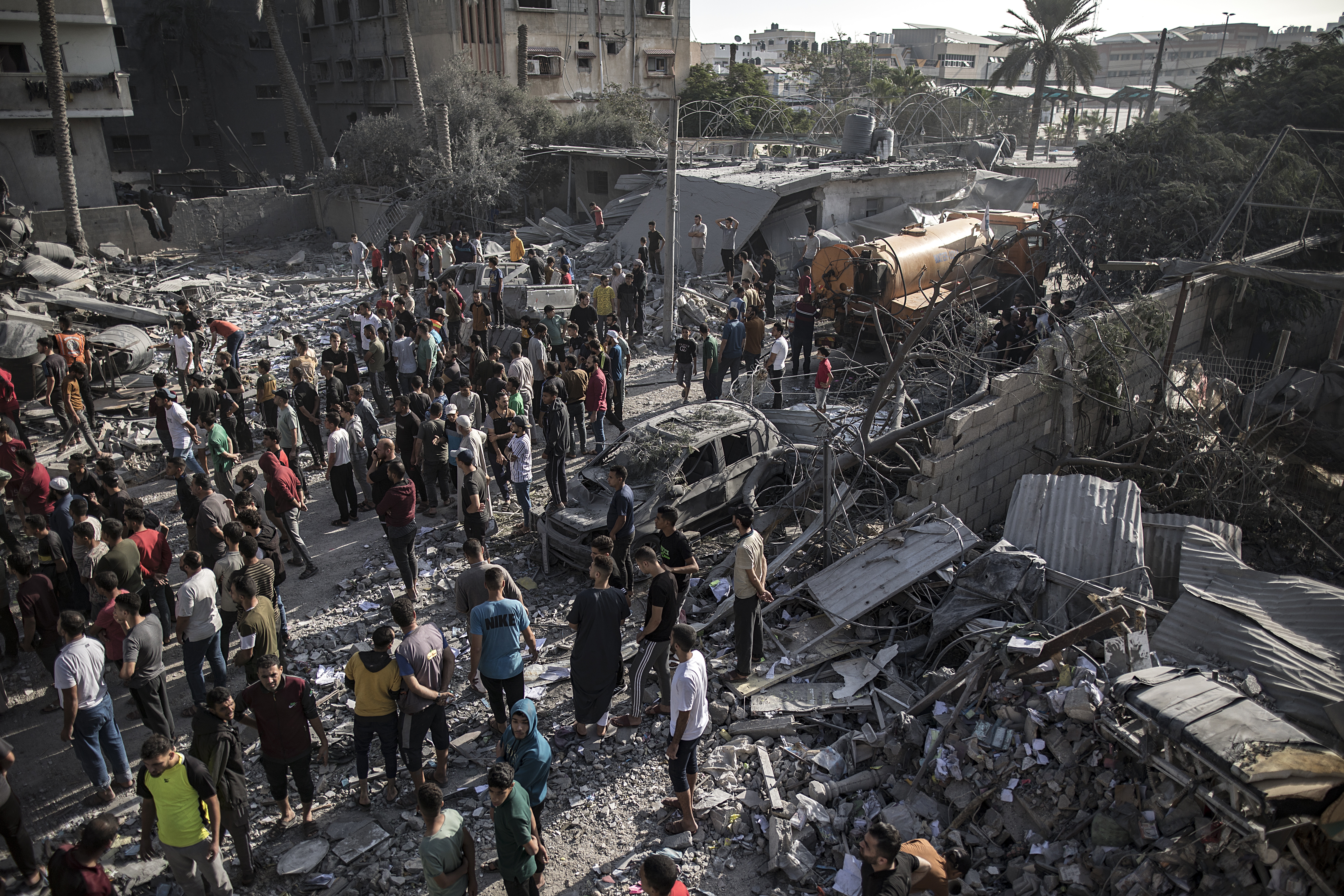 Gaza (---), 07/11/2023.- Palestinians search for bodies and survivors among the rubble of a residential building following an Israeli strike in Khan Younis, southern Gaza Strip, 07 November 2023. More than 10,000 Palestinians and at least 1,400 Israelis have been killed, according to the Israel Defense Forces (IDF) and the Palestinian health authority, since Hamas militants launched an attack against Israel from the Gaza Strip on 07 October, and the Israeli operations in Gaza and the West Bank which followed it. EFE/EPA/HAITHAM IMAD