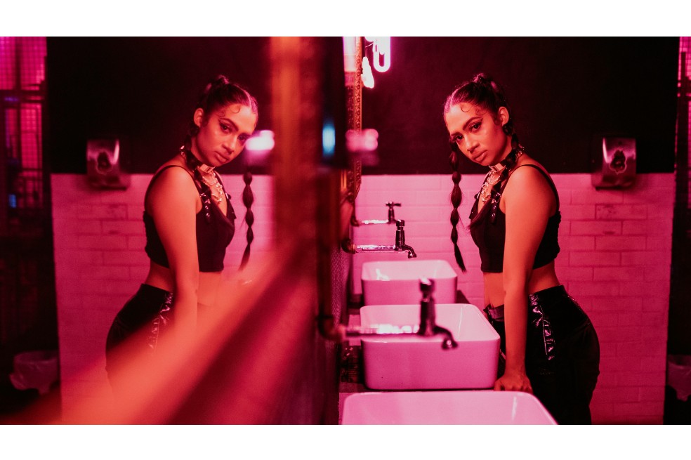 Aleja Clark tiene influencias musicales de lo  urbano y latino, con matices soul, trap y R&B.