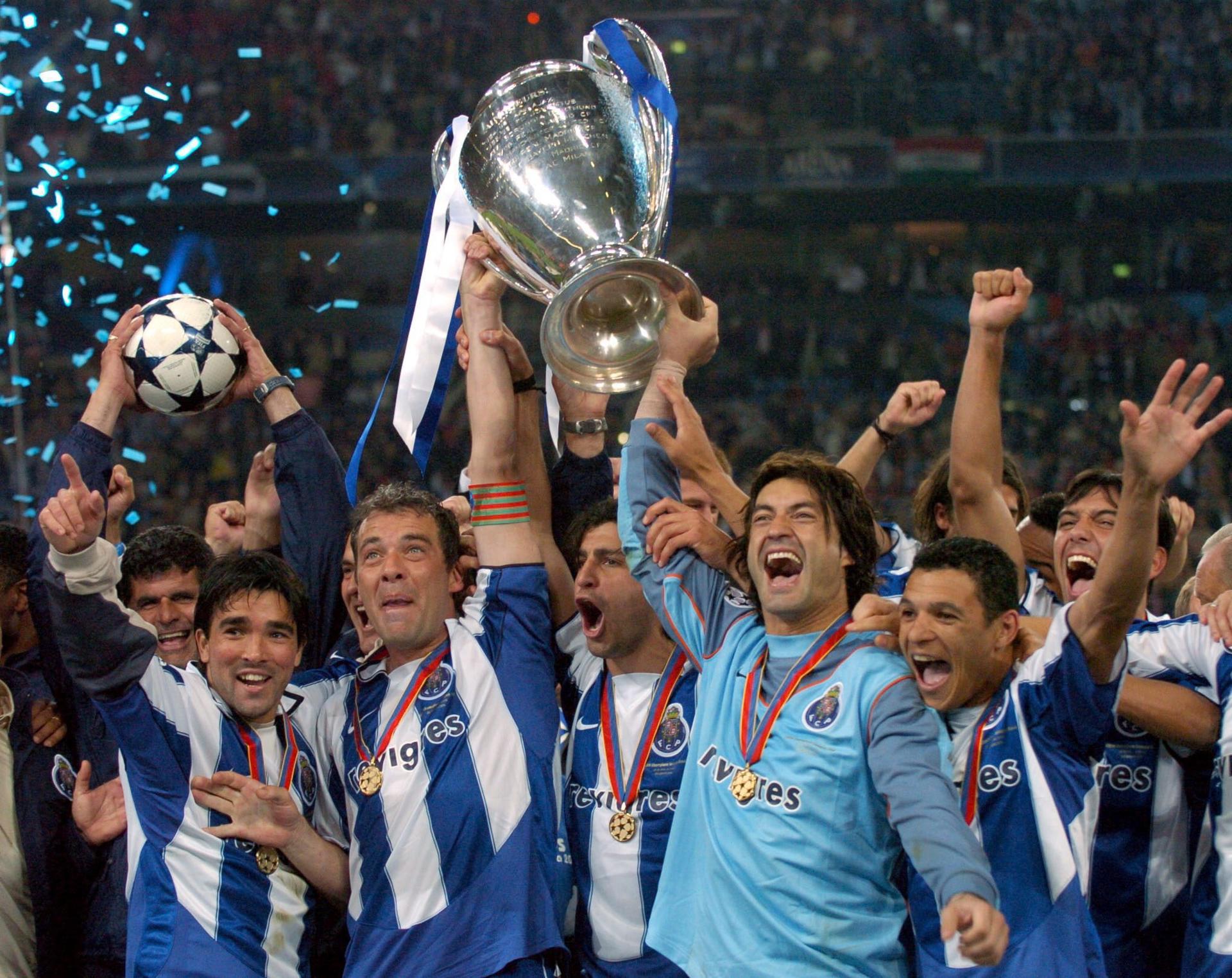Gelsenkirchen (Germany), 05/08/2025.- (FILE) - FC Porto players (L-R) Deco, captain Jorge Costa, Vitor Baia and Derlei celebrate with the Champions League trophy after defeating AS Monaco in the UEFA Champions League sfinal match at the Arena AufSchalke in Gelsenkirchen, Germany, Wednesday 26 May 2004 (re-issued 05 August 2025). Jorge Costa died aged 53, FC Porto announced on 05 August 2025. (Liga de Campeones, Alemania) EFE/EPA/OLIVER MULTHAUP GERMANY OUT