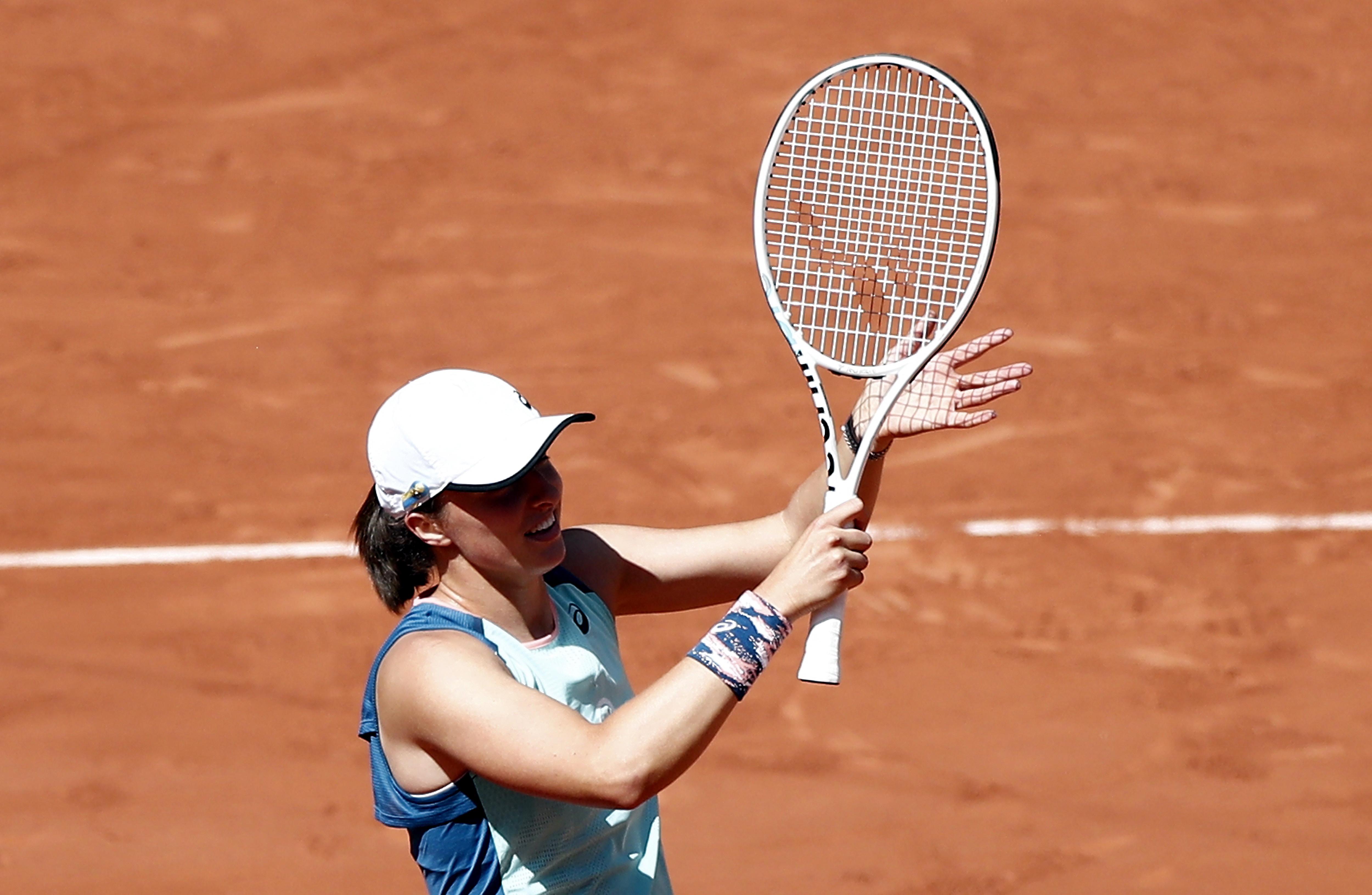 Paris (France), 01/06/2022.- Iga Swiatek of Poland reacts after winning against Jessica Pegula of the USA in their womenís quarterfinal match during the French Open tennis tournament at Roland ?Garros in Paris, France, 01 June 2022. (Tenis, Abierto, Abierto, Francia, Polonia, Estados Unidos) EFE/EPA/MOHAMMED BADRA