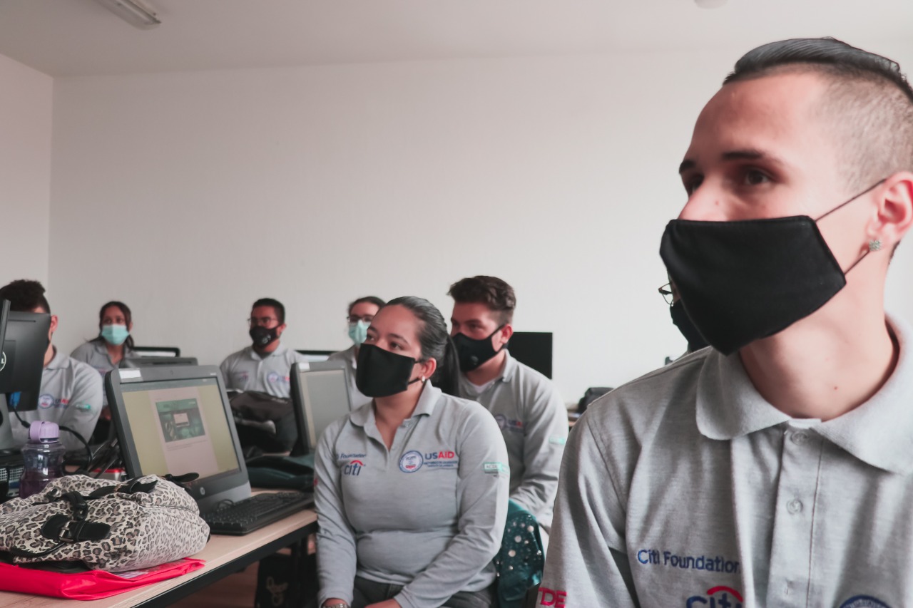 156 jóvenes de Bogotá y Medellín reciben título en técnicos laborales