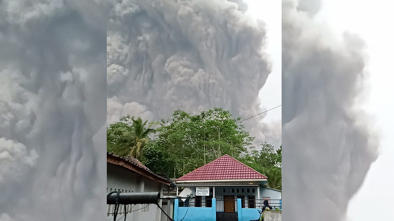 El volcán Semeru en Indonesia hace erupción y cubre de ceniza varias poblaciones