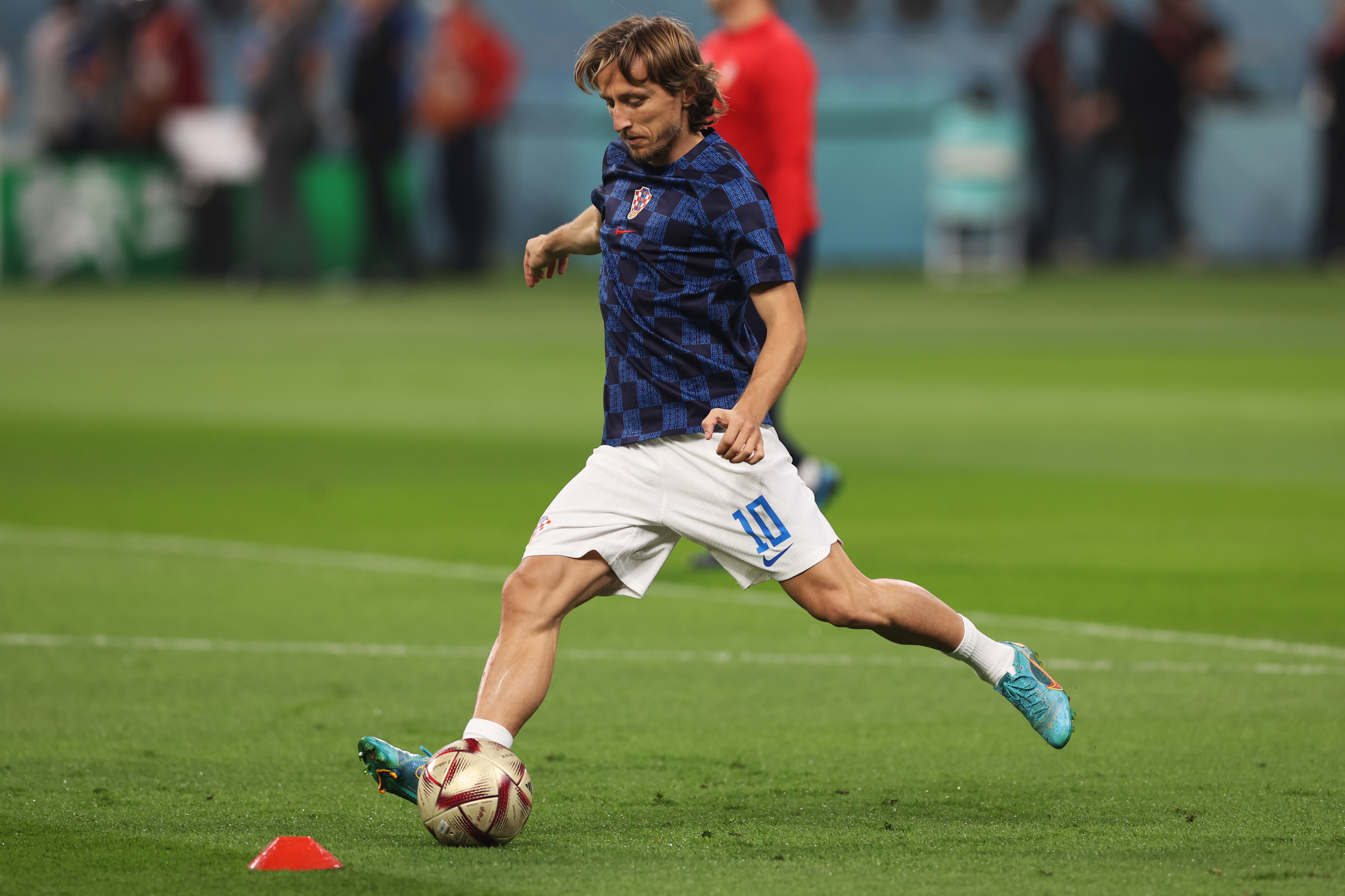 Doha (Qatar), 17/12/2022.- Luka Modric of Croatia goes through warm-up routines before the FIFA World Cup 2022 third place soccer match between Croatia and Morocco at Khalifa International Stadium in Doha, Qatar, 17 December 2022. (Mundial de Fútbol, Croacia, Marruecos, Catar) EFE/EPA/Tolga Bozoglu