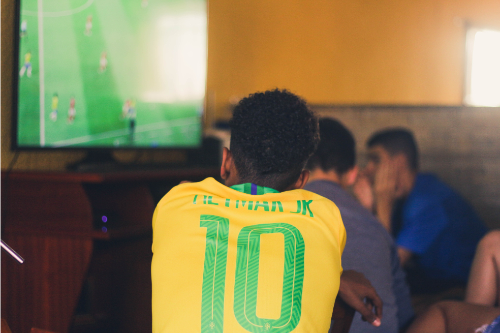 Ver fútbol a través del televisor (Fútbol paradójico)