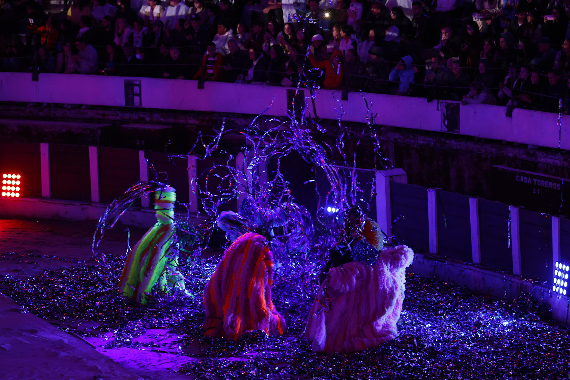 AME1305. BOGOTÁ (COLOMBIA), 20/09/2025.- Actores presentan 'La casa común', una gran experiencia teatral inmersiva, que dará la bienvenida a la primera edición de la Bienal Internacional de Arte y Ciudad BOG25 este sábado, en Bogotá (Colombia). EFE/ Mauricio Dueñas Castañeda
