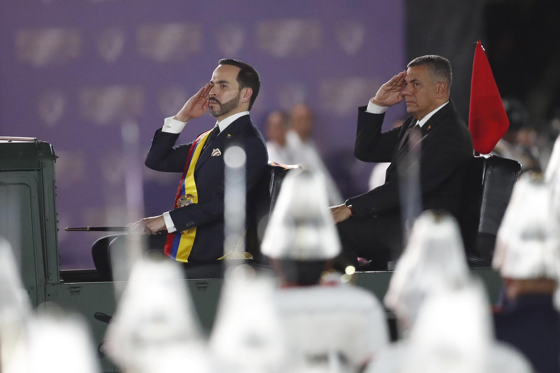 AME7122. CALI (COLOMBIA), 07/08/2026.- El presidente de Colombia, Abelardo de la Espriella (i); y el ministro de Defensa designado, Jorge Eduardo Mora López, reciben honores militares, y el reconocimiento como comandante supremo de las Fuerzas Armadas y de la Policía este viernes, en la Tercera Brigada del Ejército en Cali (Colombia). EFE/ Ernesto Guzmán Jr