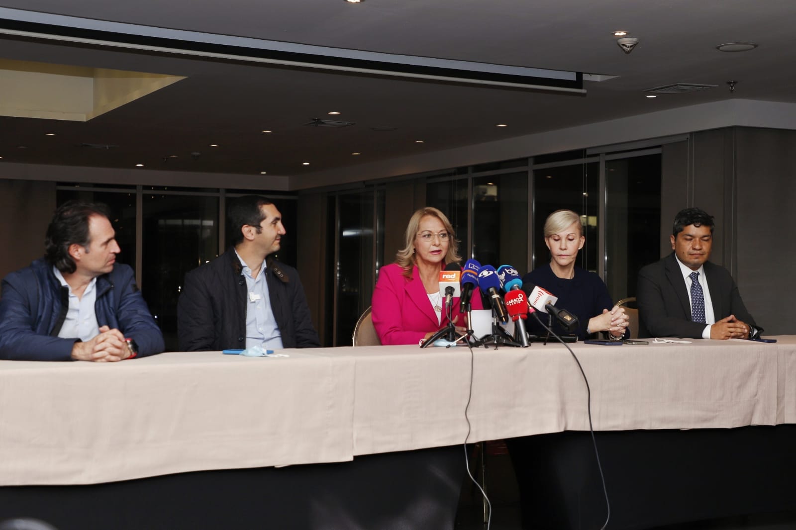 Equipo por Colombia celebra la llegada de una mujer a su consulta presidencial
