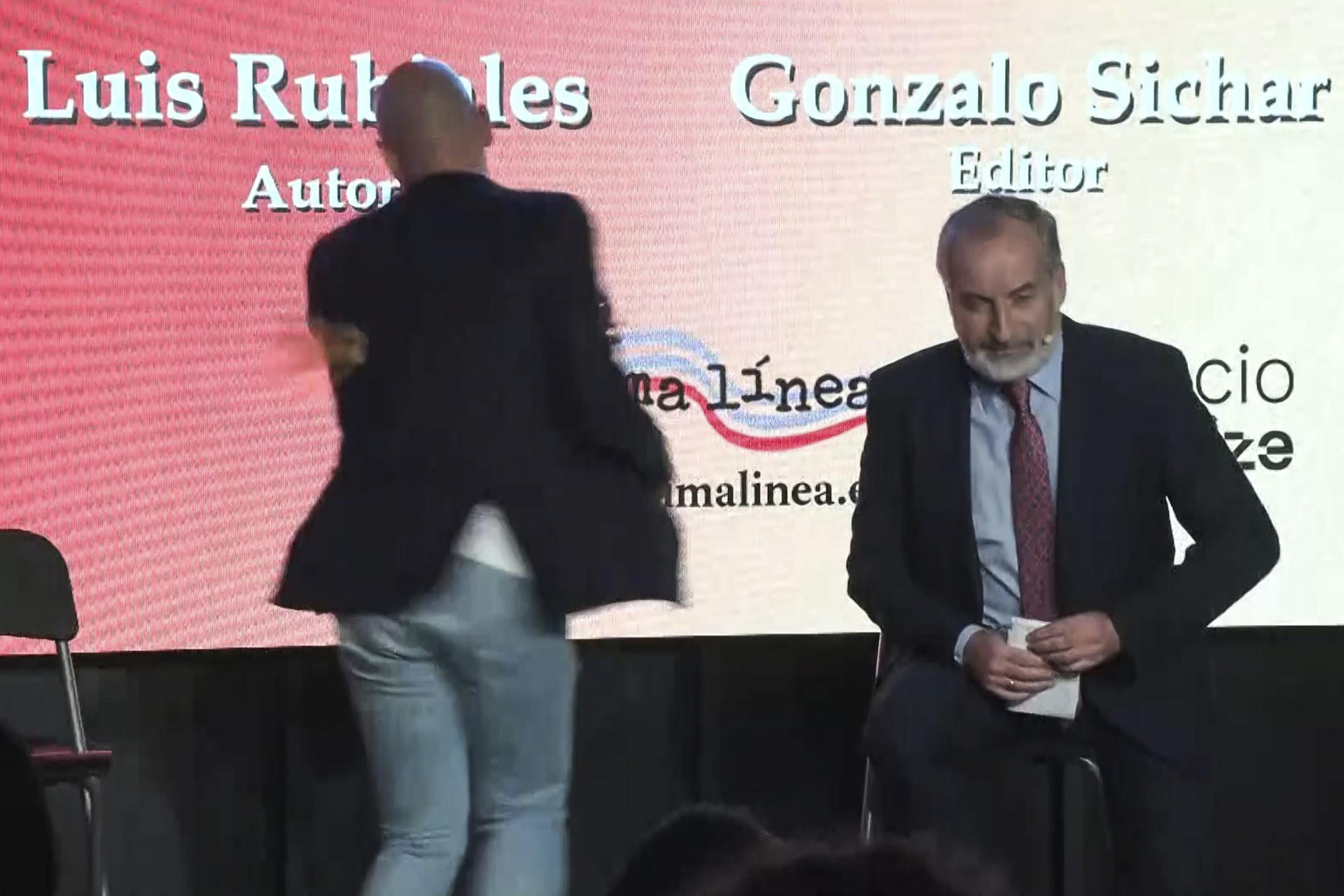 Así fue el ataque con huevos a Luis Rubiales en la presentación de su nuevo libro