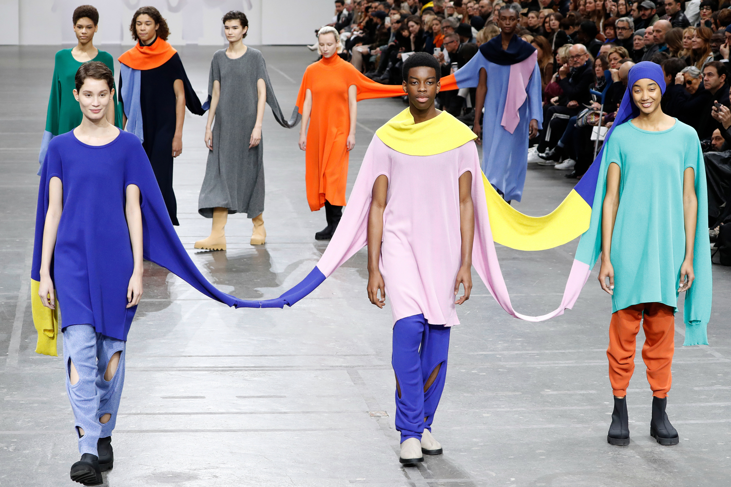 Aunque se trata de la colección otoño-invierno, Miyake propone pantalones agujereados a nivel de la rodilla, como si se hubiese inspirado en los patios de escuelas.