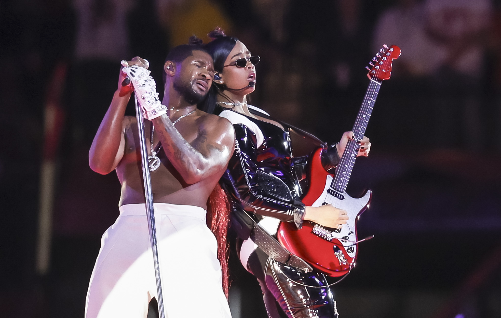 Las Vegas (United States), 12/02/2024.- US singer Usher (L) performs with musician H.E.R. (R) during the halftime show of Super Bowl LVIII between the Kansas City Chiefs and the San Fransisco 49ers at Allegiant Stadium in Las Vegas, Nevada, USA, 11 February 2024. The Super Bowl is the annual championship game of the NFL between the AFC Champion and the NFC Champion and has been held every year since 1967. EFE/EPA/JOHN G. MABANGLO