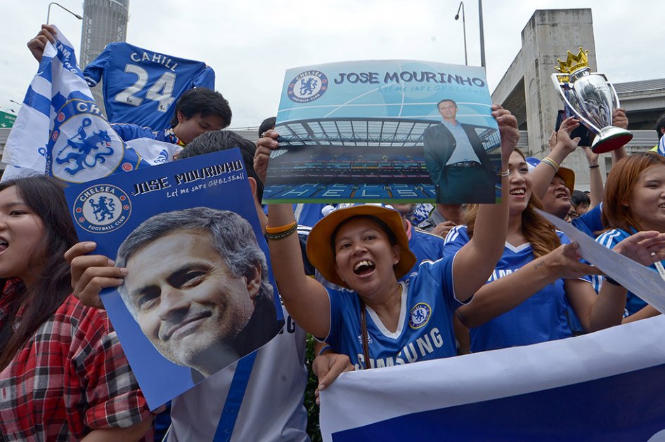 Cientos de aficionados recibieron al Chelsea en Tailandia