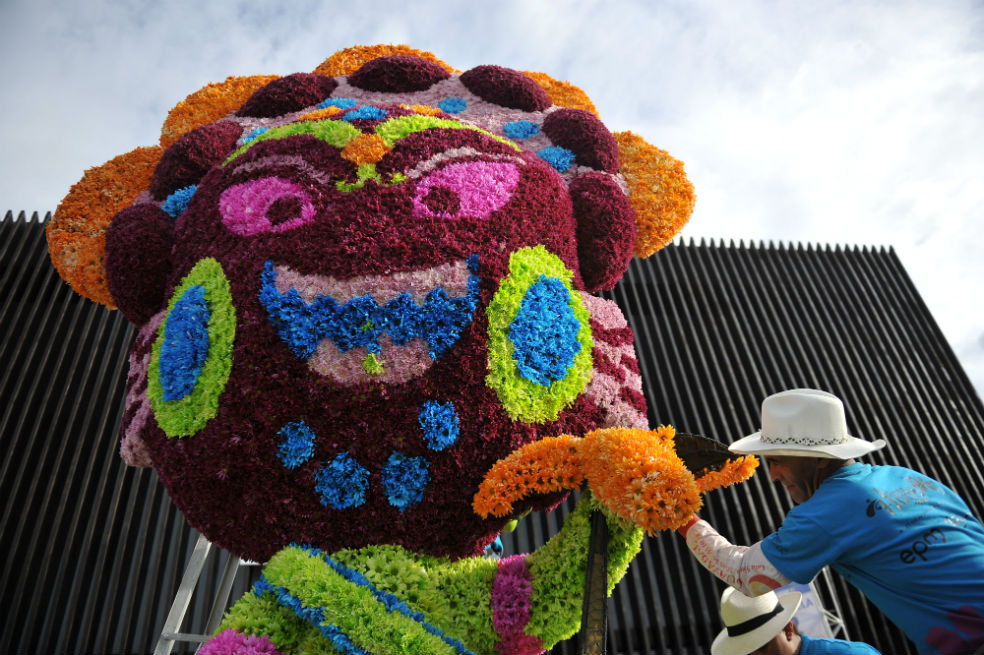 Los ‘Gigantes de Flores’ engalanan Medellín antes de la Feria