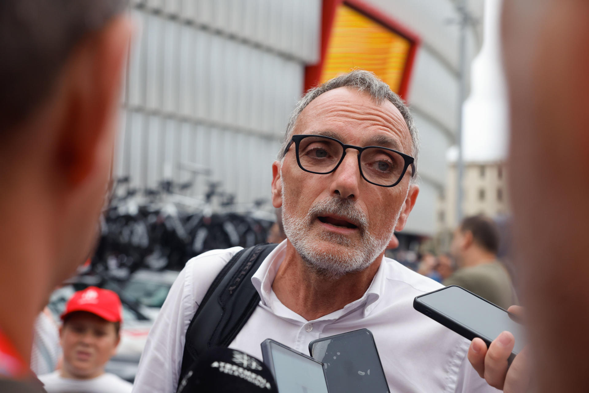 BILBAO, 03/09/2025.- El director técnico de La Vuelta, Kiko García, atiende a los medios tras la disputa de la etapa, este miércoles en Bilbao. La iniciativa Gernika Palestina ha invadido un tramo de la Gran Vía de Bilbao en protesta por la participación en la Vuelta ciclista a España del equipo Israel Premier Tech y en apoyo a Palestina, por lo que ha tenido que intervenir la Ertzaintza, cambiar la línea de meta. EFE/Javier Lizón