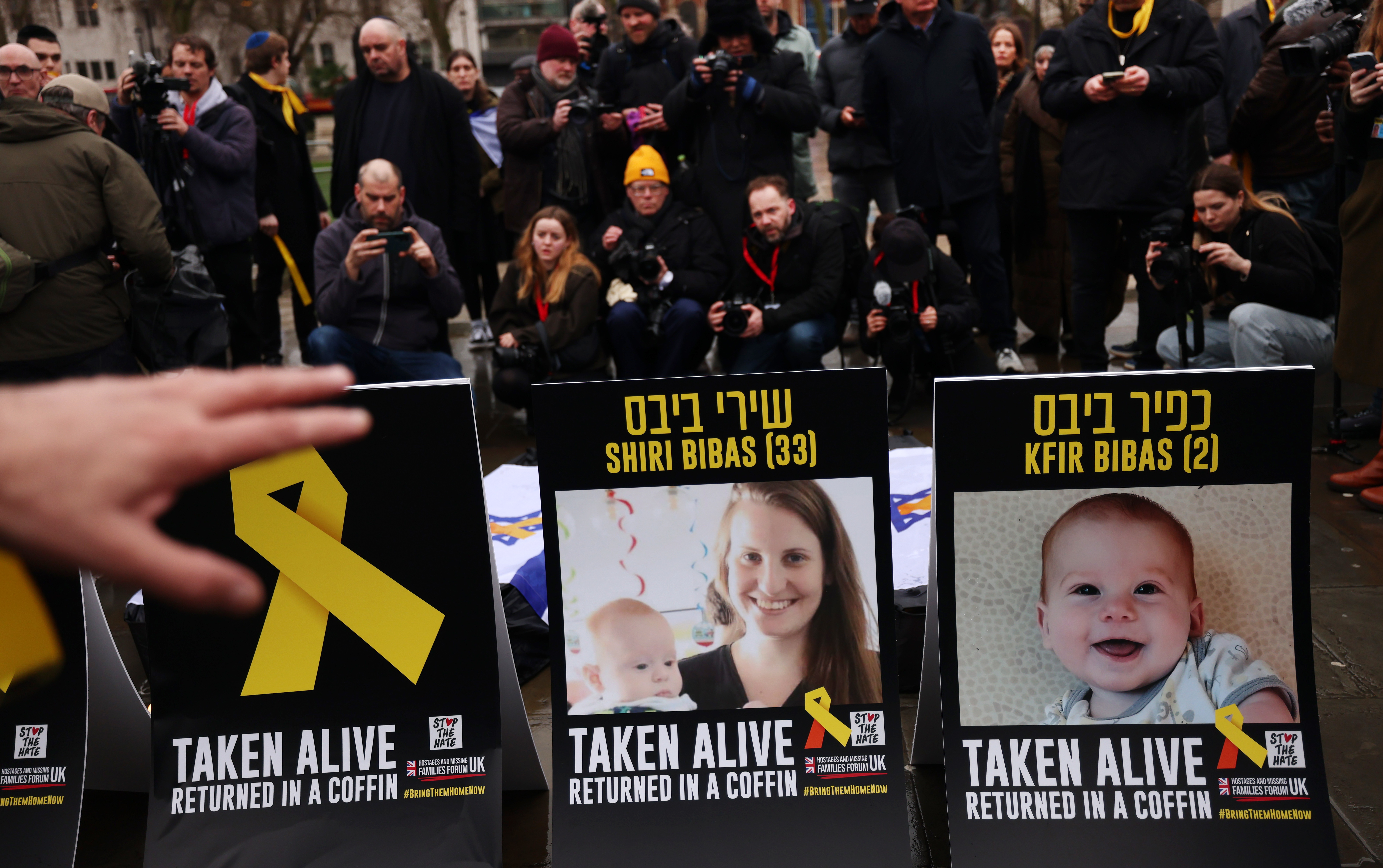 LONDON (United Kingdom), 20/02/2025.- Photographs depicting Israeli hostages Shiri and Kfir Bibas are displayed during a vigil to mourn the dead Israeli hostages returned by Hamas to Israel, at Westminster in London, Britain, 20 February 2025. Hamas on 20 February handed over the bodies of four Israeli captives, including that of youngest hostage Kfir Bibas, as part of the ongoing Gaza ceasefire deal. Hamas said in November 2023 that the two Bibas boys and their mother had been killed in an Israeli airstrike on Gaza. (Protestas, Reino Unido, Londres) EFE/EPA/ANDY RAIN