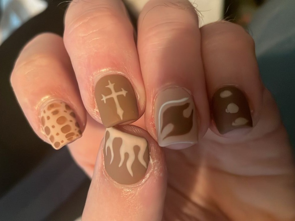 Los esmaltes con efecto de arena son una opción popular. Estos esmaltes contienen pequeñas partículas que crean una textura arenosa cuando se secan.