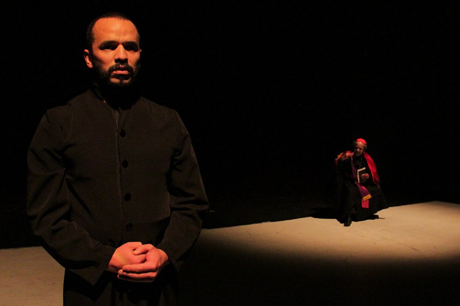 Una de las facetas de Torres, como sacerdote. La obra sobre su vida y su pensamiento estará en escena hasta el 16 de julio. / Cortesía