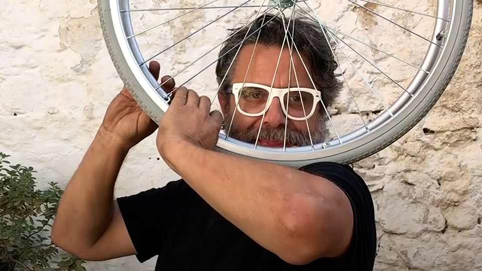 Xavier Lozano, el hombre que hace música con ladrillos, sillas y hasta una muleta