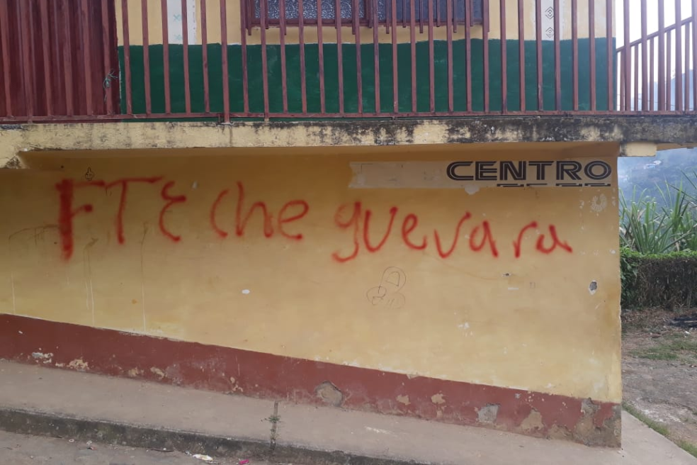 Grafitis del ELN en Riosucio (Caldas) durante el paro armado declarado en 2020.