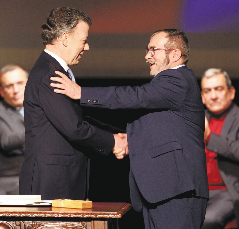El próximo miércoles 24 de noviembre se cumplen cinco años de la firma del Acuerdo de Paz en el Teatro Colón, de Bogotá, protocolizado con este afectuoso saludo entre Juan Manuel Santos y Rodrigo Londoño. / EFE

