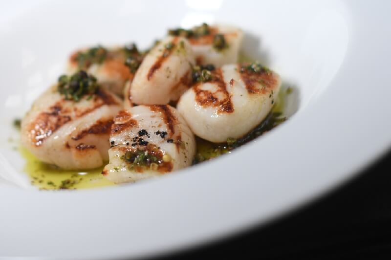 Receta para preparar vieiras parrilladas con chimichurri de pimienta verde