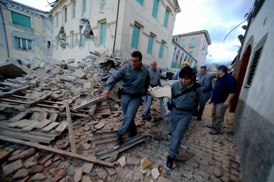 159 muertos y más de 350 heridos, saldo del devastador terremoto en Italia